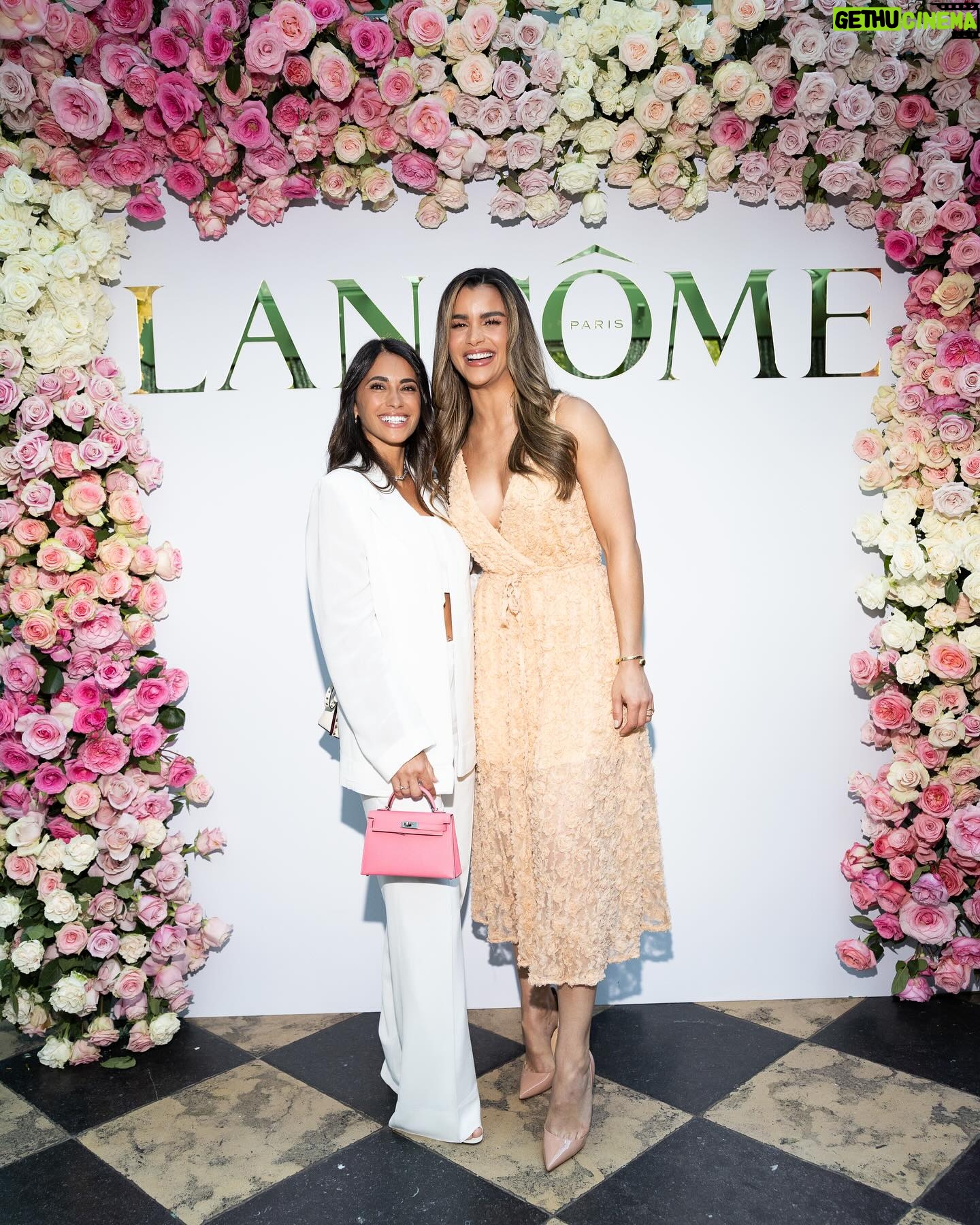 Clarissa Molina Instagram - Entre mujeres que inspiran. 💖 Anoche tuve el privilegio de compartir con Antonela Roccuzzo entre otras mujeres espectaculares en una cena exclusiva organizada por Lancôme.
Gracias antonelaroccuzzo y Lancôme por esta velada tan hermosa. 🥰💖