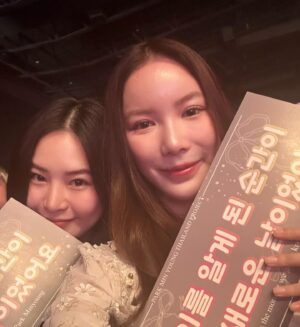 Worranit Thawornwong Instagram - มาเชียร์ทีมผู้จัด และ พี่มินยองง🐰💕
รูปสุดท้ายน้ำตาไหลพรากมาก รักเขา @rachel_mypark ❤️🫶🏻🥰

#PARKMINYOUNGinThailand
#MYBRANDNEWDAYinThailand