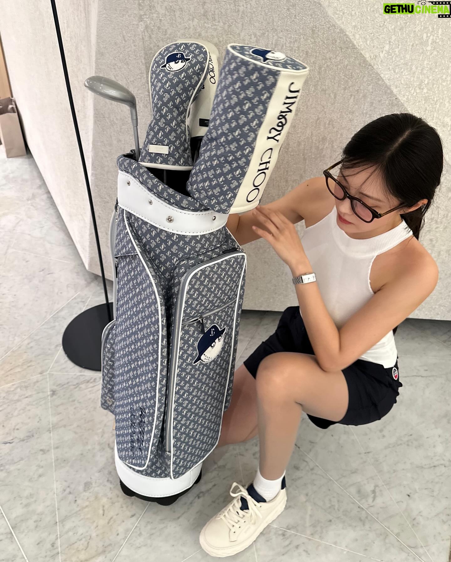 Hyomin Instagram - 지미추와 말본의 센세이션한 만남 @jimmychoo @malbongolf #JIMMYCHOO X #MALBONGOLF