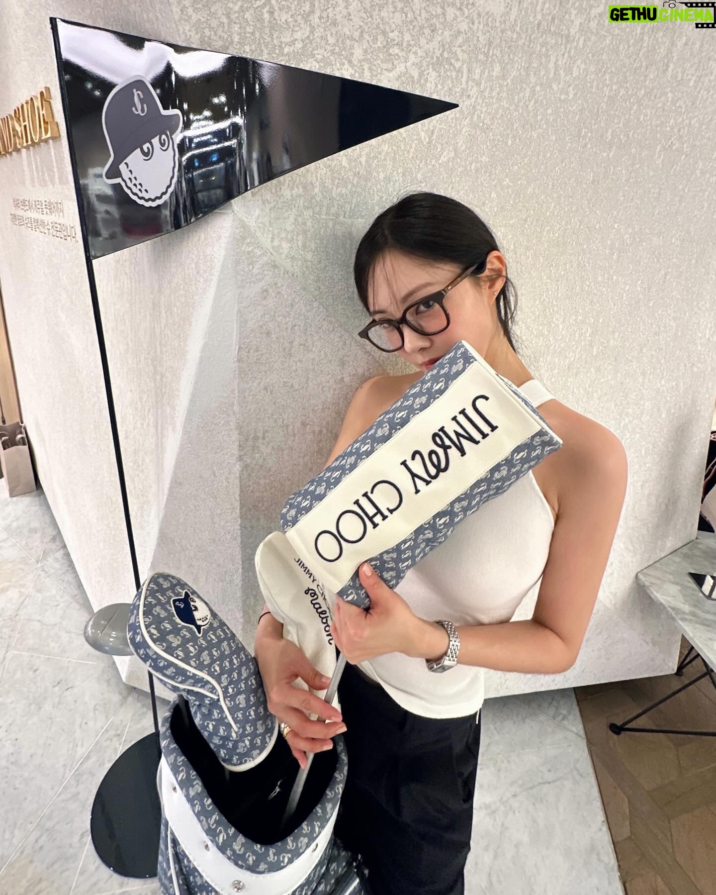 Hyomin Instagram - 지미추와 말본의 센세이션한 만남 @jimmychoo @malbongolf #JIMMYCHOO X #MALBONGOLF