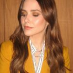 Sophia Bush Instagram - Loved being part of the @latimes Book Festival, to talk about the profound effect of #MaryOliver’s writing and #WildAndPrecious, our #AudieAward winning audio book about her work and life. Mary’s life inspired wonder, exploration, a divine relationship with the natural world, and (to me) courage. The sometimes trembling courage to treat your one wild and precious life as something your soul emphatically says yes to. And if not? To change it. I loved that last question, and I loved this whole conversation with @kerrikolen and @alyssabereznak. If you haven’t listened to the book yet, visit my #linkinbio or @pushkinpods @maryoliverofficial 🌾📚✨