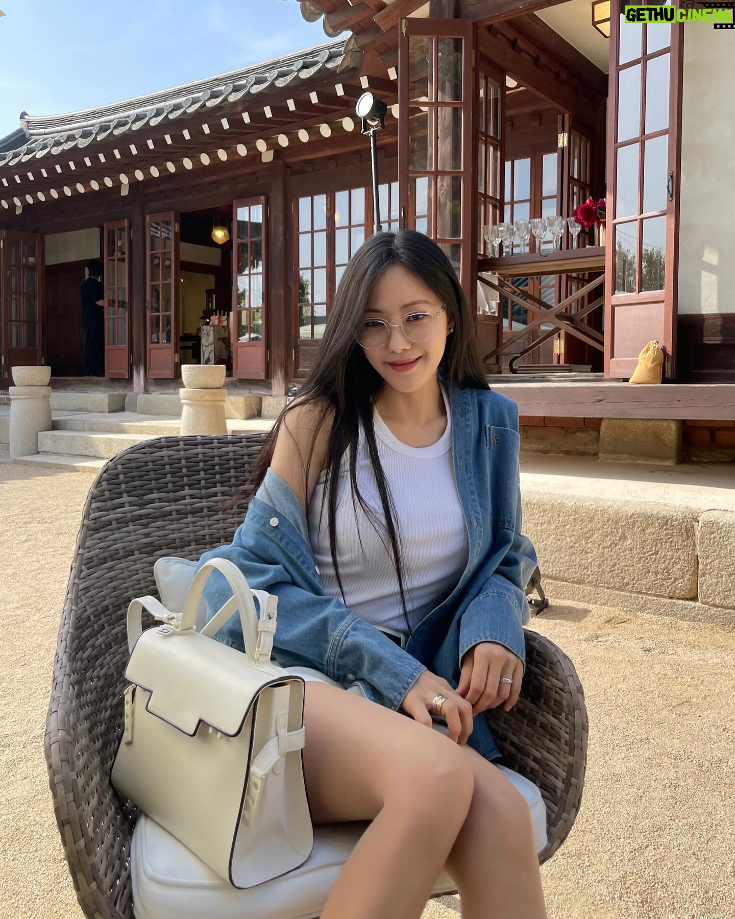 Hyomin Instagram - 본 중 가장 아름다웠던 델보의 휘겸재 𓈌𓎶
@delvaux 𓎶