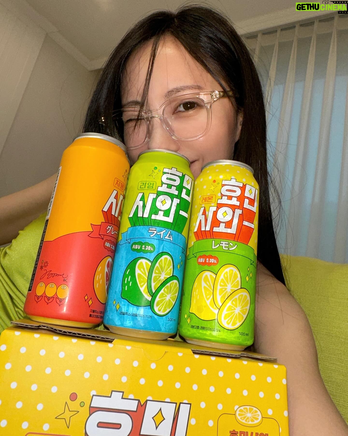 Hyomin Instagram - 그렇게 됐습니다...! 효민사와 1M 달성 축 ͙ᐟ 🥳 ͙ ⃰ ⋆