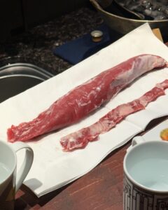 Hyomin Instagram - 프레인 빌라 바틀샵 첫 고객 여기요🙋🏻‍♀️ 첫 고객인 만큼 첫 번째 앰버서더는 제가 욕심 내보겠습니다..🙇🏻‍♀️ㅎㅎㅎ 재래돼지와 난면으로 시작해 ㅇㅈㅇ대표님의 팬미팅으로 끝난 어제의 식사. 황홀했던 솔라이아와 뱅베의 와인에 면은 덤이요..🐷 우동면은 두께가 3.5로 나와야 하는데 3.3 이 나왔다며 안타까워하던 은성 대표님... 저희는 팔 두께 말고는 중요한 게 없어요... 물론 고기는 두꺼울수록 좋습니다만🐷 아무튼 나 어제부터 앰버서더 된거같은데 이제 뭐하면 되징? 음음음