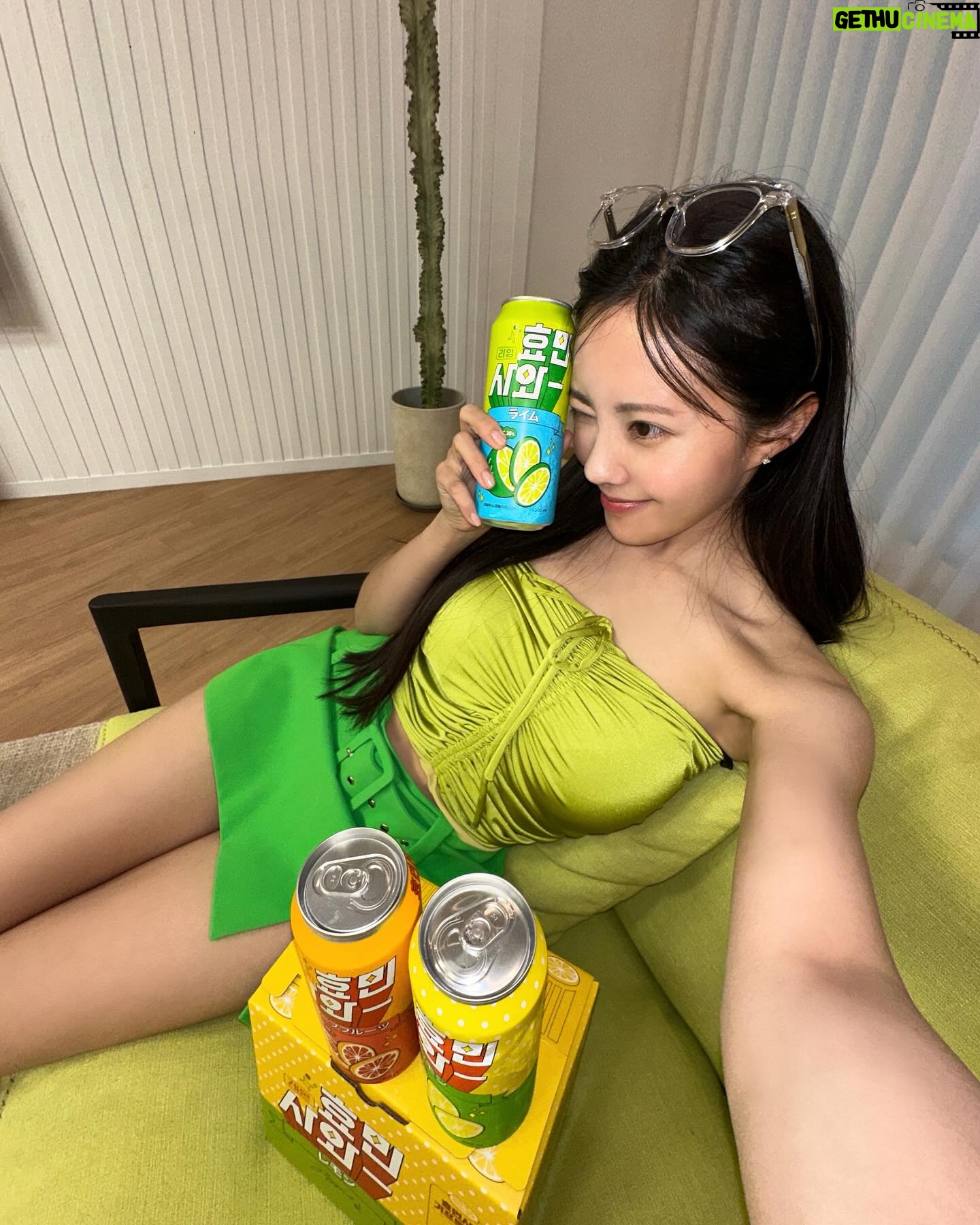 Hyomin Instagram - 그렇게 됐습니다...! 효민사와 1M 달성 축 ͙ᐟ 🥳 ͙ ⃰ ⋆