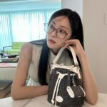 Hyomin Instagram - #광고 요즘 자꾸 손이 가는 귀여운 내 버킷백은🫳🏻 ◛
루이까또즈의 뉴 모노그램 라인 르퐁콜렉션♡ᩚ 룩과 매치하기 좋은 클래식한 컬러와 패턴 조합이 제 맘에 쏙 드는데요... 모두 올 봄 
여름 버킷템으로 루이까또즈 버킷백 메모...✎

#LOUISQUATORZE #루이까또즈 #르퐁콜렉션