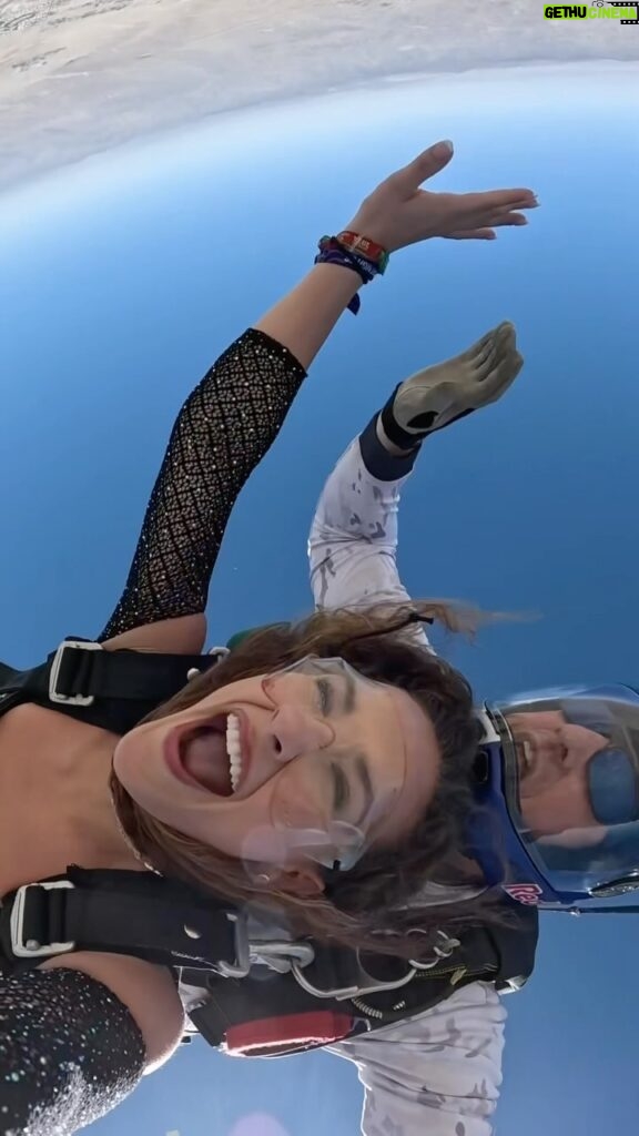 Sofie Dossi Instagram - Skydiving into Revolve Festival!!🎡🌴 @redbullusa #RedBullSummerEdition #REVOLVEfestival