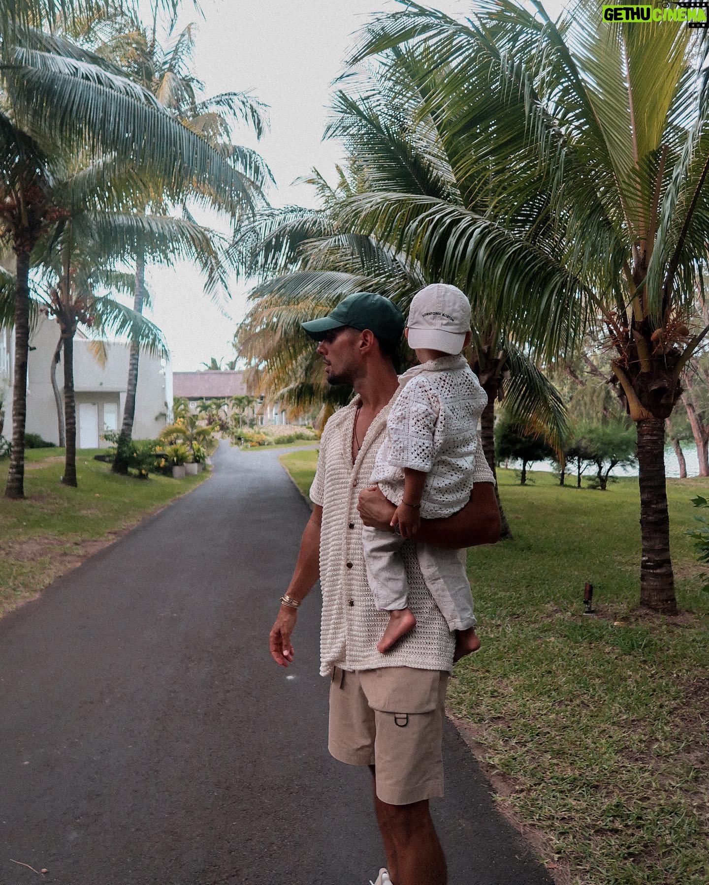 Stéphanie Durant Instagram - CONCOURS DE RÊVE 🐚🏝️☀️
Après avoir passé des vacances mémorables en famille au @luxgrandgaube, nous sommes super excités de vous proposer de gagner ces vacances à votre tour 🥰🥹
Nous vous proposons de gagner :
2 nuits à @luxgrandgaube
2 nuits à @luxbellemare
2 nuits à @luxgrandbaie
en demi-pension dans une suite junior à chaque hôtel.
Pour participer :
- Suivez @luxgrandgaube, @luxgrandbaie, @luxbellemare, @theosoggiu & @stephaniedurant
- mentionnes ton partenaire de voyage en commentaire 🏝️
Le concours se termine le 21 avril 🐚
Bonne chance à tous , on est trop heureux de vous proposer ce concours 🥹 | collaboration commerciale |