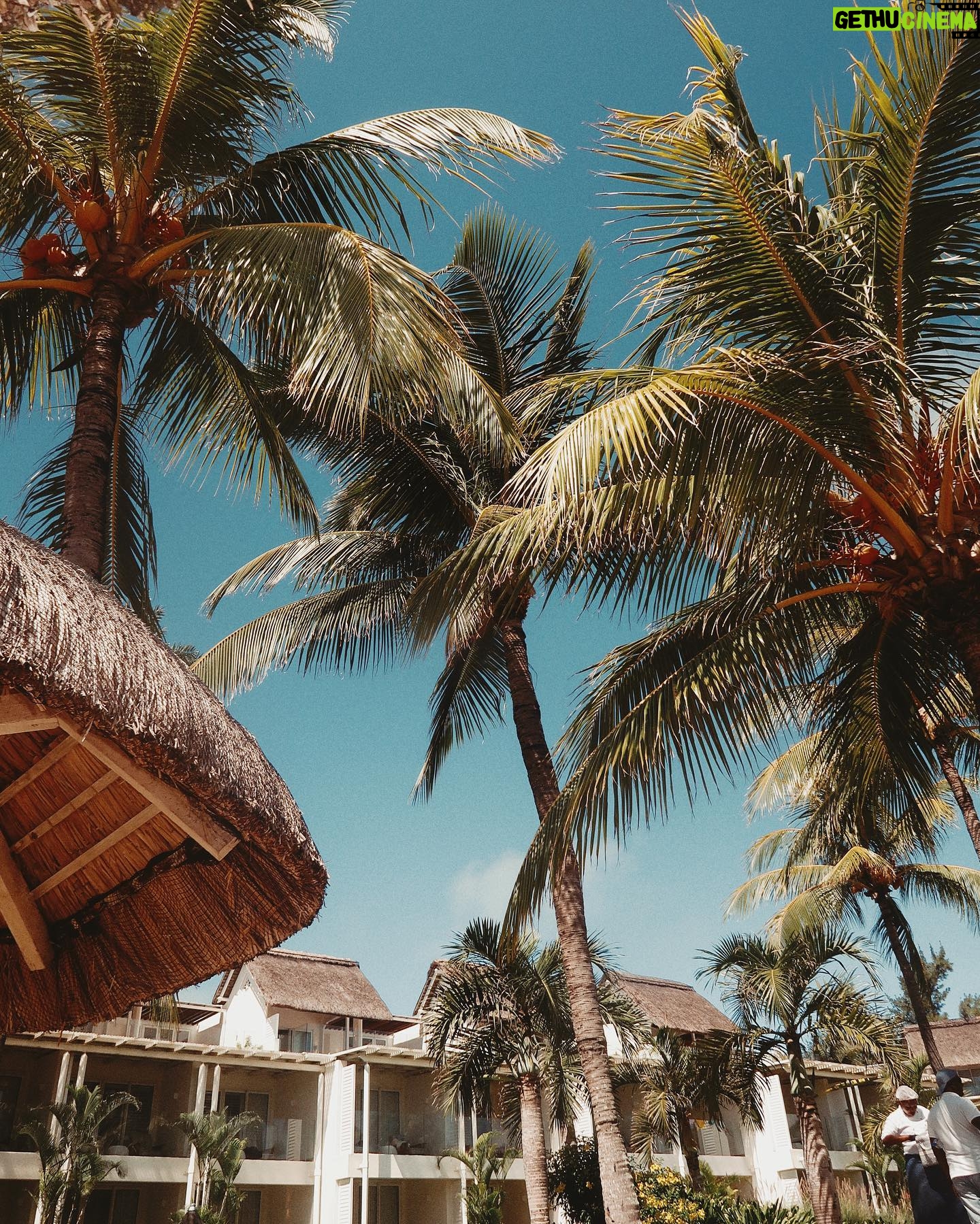 Stéphanie Durant Instagram - CONCOURS DE RÊVE 🐚🏝️☀️
Après avoir passé des vacances mémorables en famille au @luxgrandgaube, nous sommes super excités de vous proposer de gagner ces vacances à votre tour 🥰🥹
Nous vous proposons de gagner :
2 nuits à @luxgrandgaube
2 nuits à @luxbellemare
2 nuits à @luxgrandbaie
en demi-pension dans une suite junior à chaque hôtel.
Pour participer :
- Suivez @luxgrandgaube, @luxgrandbaie, @luxbellemare, @theosoggiu & @stephaniedurant
- mentionnes ton partenaire de voyage en commentaire 🏝️
Le concours se termine le 21 avril 🐚
Bonne chance à tous , on est trop heureux de vous proposer ce concours 🥹 | collaboration commerciale |