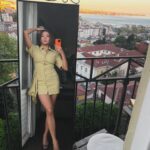 Aybüke Pusat Instagram - Ha bu kız @missafir evinden çıkıp nereye gidiyo acaba? 🤔💭 Dünyanın en mükemmel konumunda olduğu için her yer 10 dk 🏍️🌻🍯🐝

@missafir 
@onemgunalagency 
@ed5com 

#işbirliği