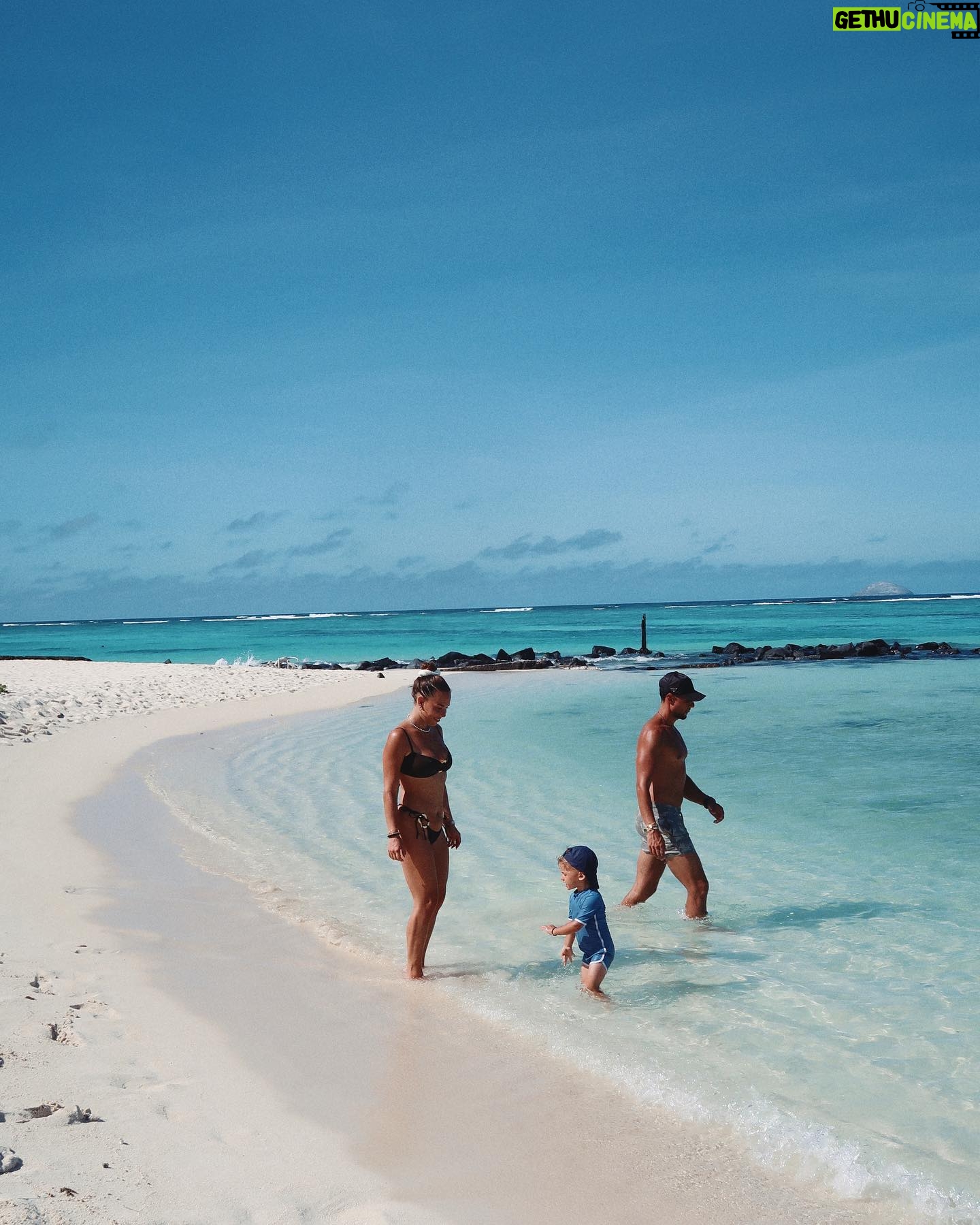 Stéphanie Durant Instagram - CONCOURS DE RÊVE 🐚🏝️☀️
Après avoir passé des vacances mémorables en famille au @luxgrandgaube, nous sommes super excités de vous proposer de gagner ces vacances à votre tour 🥰🥹
Nous vous proposons de gagner :
2 nuits à @luxgrandgaube
2 nuits à @luxbellemare
2 nuits à @luxgrandbaie
en demi-pension dans une suite junior à chaque hôtel.
Pour participer :
- Suivez @luxgrandgaube, @luxgrandbaie, @luxbellemare, @theosoggiu & @stephaniedurant
- mentionnes ton partenaire de voyage en commentaire 🏝️
Le concours se termine le 21 avril 🐚
Bonne chance à tous , on est trop heureux de vous proposer ce concours 🥹 | collaboration commerciale |