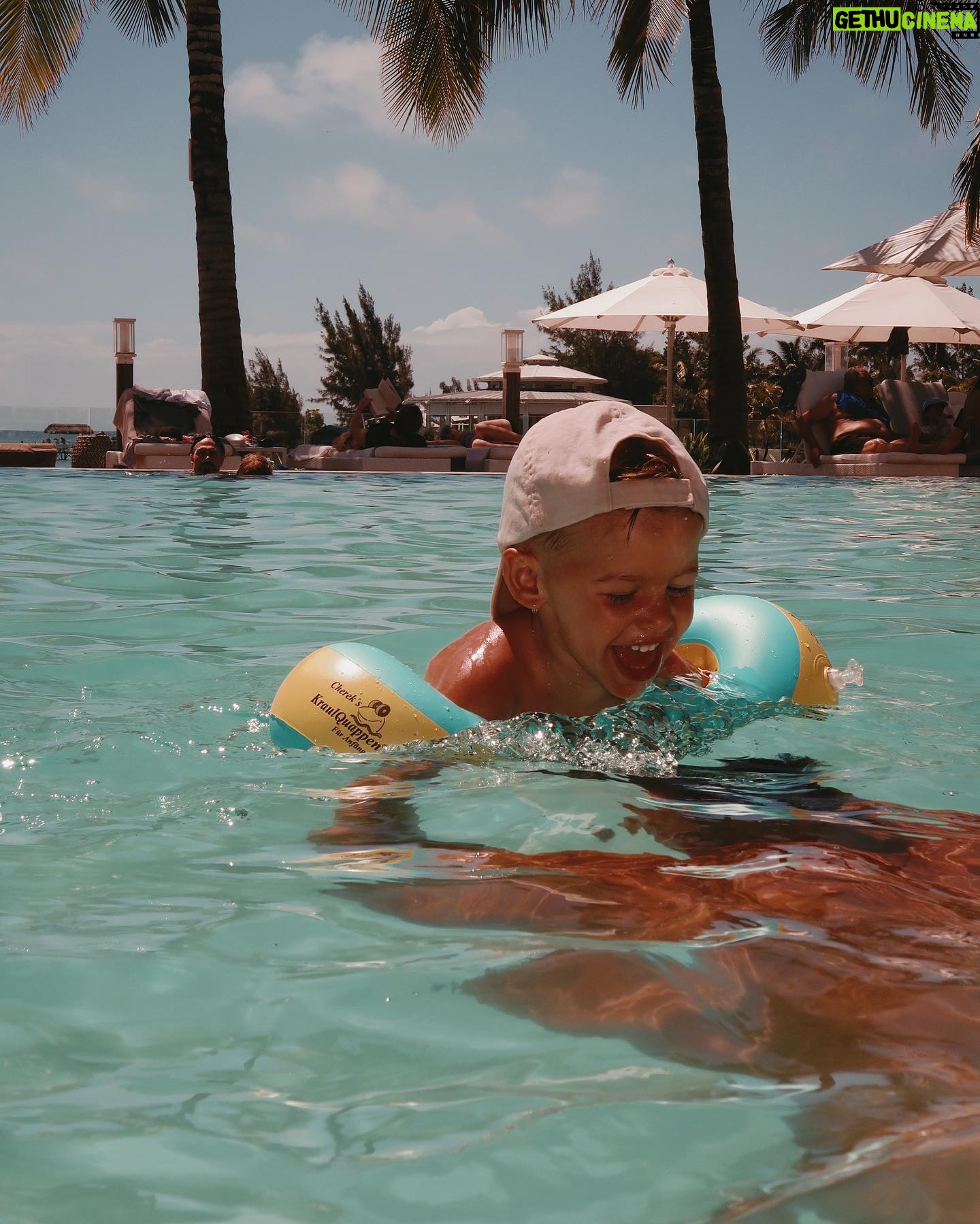 Stéphanie Durant Instagram - CONCOURS DE RÊVE 🐚🏝️☀️
Après avoir passé des vacances mémorables en famille au @luxgrandgaube, nous sommes super excités de vous proposer de gagner ces vacances à votre tour 🥰🥹
Nous vous proposons de gagner :
2 nuits à @luxgrandgaube
2 nuits à @luxbellemare
2 nuits à @luxgrandbaie
en demi-pension dans une suite junior à chaque hôtel.
Pour participer :
- Suivez @luxgrandgaube, @luxgrandbaie, @luxbellemare, @theosoggiu & @stephaniedurant
- mentionnes ton partenaire de voyage en commentaire 🏝️
Le concours se termine le 21 avril 🐚
Bonne chance à tous , on est trop heureux de vous proposer ce concours 🥹 | collaboration commerciale |