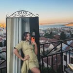 Aybüke Pusat Instagram - Ha bu kız @missafir evinden çıkıp nereye gidiyo acaba? 🤔💭 Dünyanın en mükemmel konumunda olduğu için her yer 10 dk 🏍️🌻🍯🐝

@missafir 
@onemgunalagency 
@ed5com 

#işbirliği