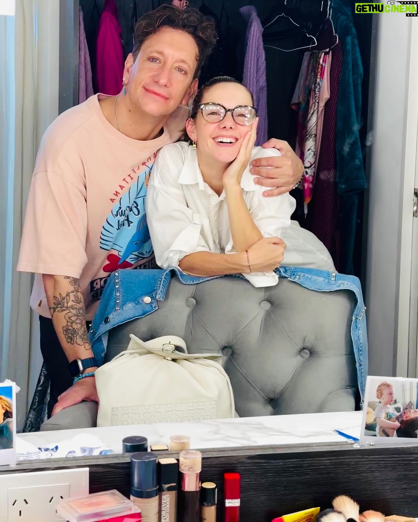Nicolás Vázquez Instagram - Entre camarines y escenario.
Gracias a la vida!
Gracias al público por tanto amor y llenar las salas desde hace dos años. Felices y agradecidos con lo que les sucede. Todo lo que nos desean a nosotros el doble para ustedes!! 🙌🏽❤️🔥🎭👆🏽