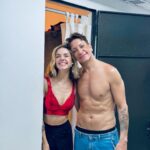 Nicolás Vázquez Instagram - Entre camarines y escenario. 
Gracias a la vida! 
Gracias al público por tanto amor y llenar las salas desde hace dos años. Felices y agradecidos con lo que les sucede. Todo lo que nos desean a nosotros el doble para ustedes!! 🙌🏽❤️‍🔥🎭👆🏽