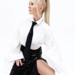 Valeriya Instagram – Только что я открыла дверь в новый год своей жизни. Не знаю, что впереди, и не хочу знать, желаю жить здесь и сейчас. Я никогда не была больше довольна собой, чем теперь, когда мне исполнилось 56, и это не кокетство, а самая настоящая правда. Я развиваюсь, иду вперёд, и есть куда расти и к чему стремиться. Я благодарю мамулю за жизнь, воспитание, профессию. Я люблю и любима, абсолютно счастлива в материнстве, имею прекрасных друзей. Я благодарю судьбу за все, что у меня есть, в том числе за возможность выходить на сцену, встречаться с моим зрителем, делиться тем, что на душе. Спасибо всем вам, мои дорогие! Вы делаете мою жизнь прекрасной. ❤️❤️❤️ Фото @alesya_visich @likaforlika @mariachepchugova_mua @boutique_no7