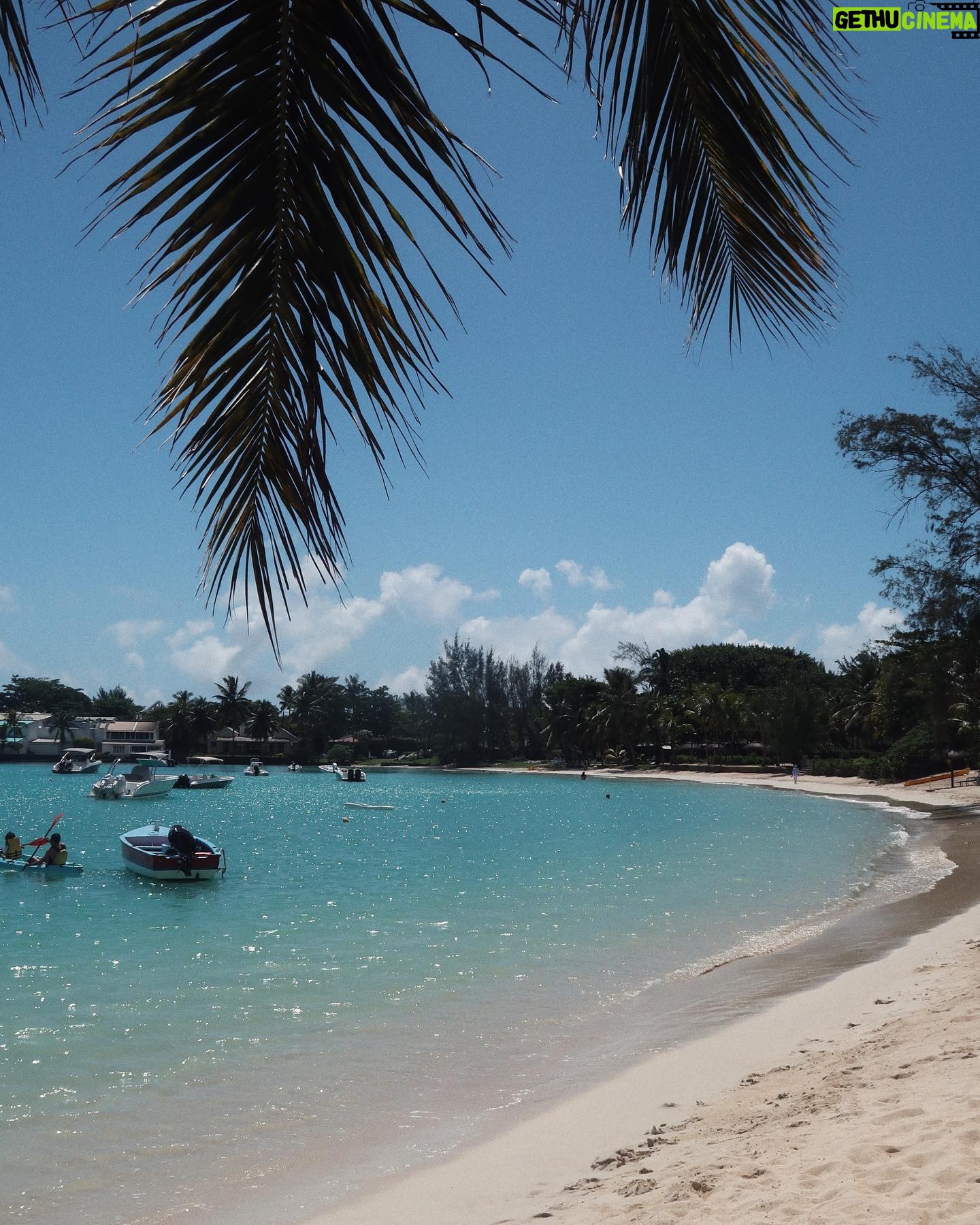 Stéphanie Durant Instagram - CONCOURS DE RÊVE 🐚🏝️☀️
Après avoir passé des vacances mémorables en famille au @luxgrandgaube, nous sommes super excités de vous proposer de gagner ces vacances à votre tour 🥰🥹
Nous vous proposons de gagner :
2 nuits à @luxgrandgaube
2 nuits à @luxbellemare
2 nuits à @luxgrandbaie
en demi-pension dans une suite junior à chaque hôtel.
Pour participer :
- Suivez @luxgrandgaube, @luxgrandbaie, @luxbellemare, @theosoggiu & @stephaniedurant
- mentionnes ton partenaire de voyage en commentaire 🏝️
Le concours se termine le 21 avril 🐚
Bonne chance à tous , on est trop heureux de vous proposer ce concours 🥹 | collaboration commerciale |