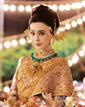Fan Bingbing Instagram - 💛💛💛

Costume: @vanuscouture_official @sunvanus @aomnapat, coordinated by @wishgui3
Makeup: @huyiyin8 @_christopherbu_ 
Hair: @copong 
Jewels: @beautygems_official and MBUND (China)
Photography: @zhao.pt, @iponz32, @gypsyliberty, Sepmoon日记本
PR & Management: @jerseychong @mattie_ma 
Special Thanks: @tourismthailand @iamthapanee @thailandtgttxw