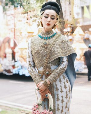 Fan Bingbing Instagram - 💛💛💛

Costume: @vanuscouture_official @sunvanus @aomnapat, coordinated by @wishgui3
Makeup: @huyiyin8 @_christopherbu_ 
Hair: @copong 
Jewels: @beautygems_official and MBUND (China)
Photography: @zhao.pt, @iponz32, @gypsyliberty, Sepmoon日记本
PR & Management: @jerseychong @mattie_ma 
Special Thanks: @tourismthailand @iamthapanee @thailandtgttxw