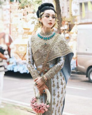 Fan Bingbing Instagram - 💛💛💛

Costume: @vanuscouture_official @sunvanus @aomnapat, coordinated by @wishgui3
Makeup: @huyiyin8 @_christopherbu_ 
Hair: @copong 
Jewels: @beautygems_official and MBUND (China)
Photography: @zhao.pt, @iponz32, @gypsyliberty, Sepmoon日记本
PR & Management: @jerseychong @mattie_ma 
Special Thanks: @tourismthailand @iamthapanee @thailandtgttxw
