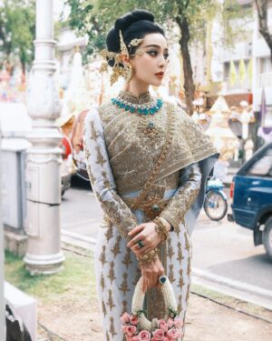 Fan Bingbing Instagram - 💛💛💛

Costume: @vanuscouture_official @sunvanus @aomnapat, coordinated by @wishgui3
Makeup: @huyiyin8 @_christopherbu_ 
Hair: @copong 
Jewels: @beautygems_official and MBUND (China)
Photography: @zhao.pt, @iponz32, @gypsyliberty, Sepmoon日记本
PR & Management: @jerseychong @mattie_ma 
Special Thanks: @tourismthailand @iamthapanee @thailandtgttxw