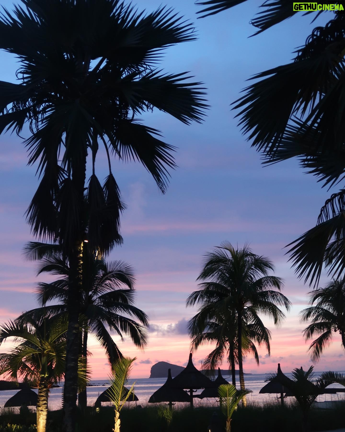 Stéphanie Durant Instagram - CONCOURS DE RÊVE 🐚🏝️☀️
Après avoir passé des vacances mémorables en famille au @luxgrandgaube, nous sommes super excités de vous proposer de gagner ces vacances à votre tour 🥰🥹
Nous vous proposons de gagner :
2 nuits à @luxgrandgaube
2 nuits à @luxbellemare
2 nuits à @luxgrandbaie
en demi-pension dans une suite junior à chaque hôtel.
Pour participer :
- Suivez @luxgrandgaube, @luxgrandbaie, @luxbellemare, @theosoggiu & @stephaniedurant
- mentionnes ton partenaire de voyage en commentaire 🏝️
Le concours se termine le 21 avril 🐚
Bonne chance à tous , on est trop heureux de vous proposer ce concours 🥹 | collaboration commerciale |