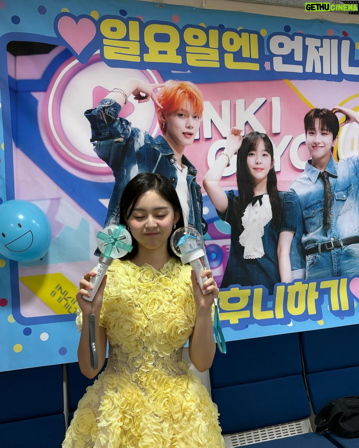 Park Ji-hu Instagram - 하입보이 무대를 준비하던 게 엊그제 같은데 시간이 너무 빨리 지나갔어요 어제 무대에 딱! 올라갔는데 이젠 이 모습을 못 본다고 생각하니 너무 너무 너무 마음이 이상했어요 오늘 엠씨컷을 다시 보니 이제서야 실감이 나요
가족 같은 우리 인기가요 피디님, 작가님, 모든 스태프 분들, 언제나 든든했던 최고의 엠씨들! 연준 오빠와 운학이 그리고 한없이 고맙고 마지막까지 날 울린 팬분들과 그 누구보다 애써주신 BH 💓 지후팀!!!
대문자 T 박지후가 마니 마니 마니 애정해요 사랑합니다 💛
인기가요에서의 소중한 인연과 경험 덕분에 더 성장하게 되었어요 매주 주신 사랑의 힘으로 전 이제 열심히 좀비와 싸워볼게요!!! 아직 인기가요를 못 떠나보내고 앨범 탐방하는 중이니 요 며칠 추억 정리하는 게시물을 조금 올려볼게요… 🫶🏻 정말로 행복했던 날들이었다!!!!!