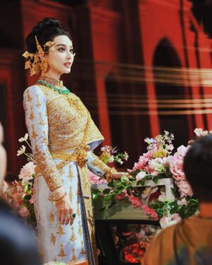 Fan Bingbing Instagram - 💛💛💛

Costume: @vanuscouture_official @sunvanus @aomnapat, coordinated by @wishgui3
Makeup: @huyiyin8 @_christopherbu_ 
Hair: @copong 
Jewels: @beautygems_official and MBUND (China)
Photography: @zhao.pt, @iponz32, @gypsyliberty, Sepmoon日记本
PR & Management: @jerseychong @mattie_ma 
Special Thanks: @tourismthailand @iamthapanee @thailandtgttxw