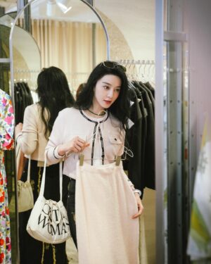 Fan Bingbing Instagram - I had so much fun! Thank you for the adventure, the flavors, and the laughter. Until we meet again! Khob khun mak ka 🇹🇭❤️ @tourismthailand @iamthapanee 

P/S: So happy to catch up with my old friends, @kingpowerofficial 🫶🫶🫶

Photography: @zhao.pt, @iponz32