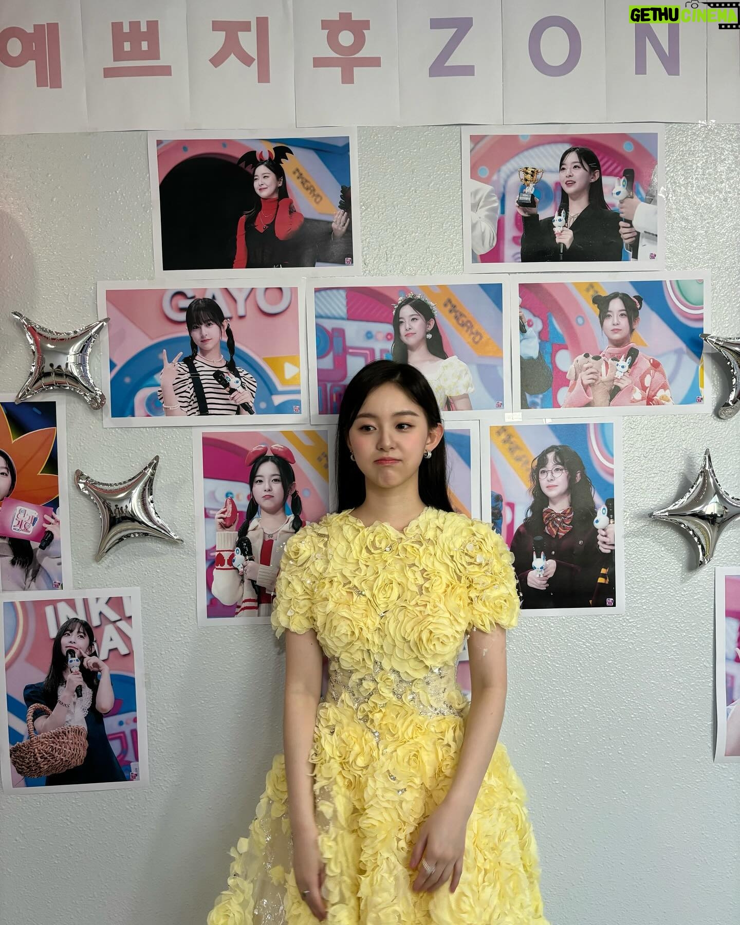 Park Ji-hu Instagram - 하입보이 무대를 준비하던 게 엊그제 같은데 시간이 너무 빨리 지나갔어요 어제 무대에 딱! 올라갔는데 이젠 이 모습을 못 본다고 생각하니 너무 너무 너무 마음이 이상했어요 오늘 엠씨컷을 다시 보니 이제서야 실감이 나요
가족 같은 우리 인기가요 피디님, 작가님, 모든 스태프 분들, 언제나 든든했던 최고의 엠씨들! 연준 오빠와 운학이 그리고 한없이 고맙고 마지막까지 날 울린 팬분들과 그 누구보다 애써주신 BH 💓 지후팀!!!
대문자 T 박지후가 마니 마니 마니 애정해요 사랑합니다 💛
인기가요에서의 소중한 인연과 경험 덕분에 더 성장하게 되었어요 매주 주신 사랑의 힘으로 전 이제 열심히 좀비와 싸워볼게요!!! 아직 인기가요를 못 떠나보내고 앨범 탐방하는 중이니 요 며칠 추억 정리하는 게시물을 조금 올려볼게요… 🫶🏻 정말로 행복했던 날들이었다!!!!!
