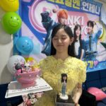 Park Ji-hu Instagram - 하입보이 무대를 준비하던 게 엊그제 같은데 시간이 너무 빨리 지나갔어요 어제 무대에 딱! 올라갔는데 이젠 이 모습을 못 본다고 생각하니 너무 너무 너무 마음이 이상했어요 오늘 엠씨컷을 다시 보니 이제서야 실감이 나요

가족 같은 우리 인기가요 피디님, 작가님, 모든 스태프 분들, 언제나 든든했던 최고의 엠씨들! 연준 오빠와 운학이 그리고 한없이 고맙고 마지막까지 날 울린 팬분들과 그 누구보다 애써주신 BH 💓 지후팀!!!
대문자 T 박지후가 마니 마니 마니 애정해요 사랑합니다 💛 

인기가요에서의 소중한 인연과 경험 덕분에 더 성장하게 되었어요 매주 주신 사랑의 힘으로 전 이제 열심히 좀비와 싸워볼게요!!! 아직 인기가요를 못 떠나보내고 앨범 탐방하는 중이니 요 며칠 추억 정리하는 게시물을 조금 올려볼게요… 🫶🏻 정말로 행복했던 날들이었다!!!!!
