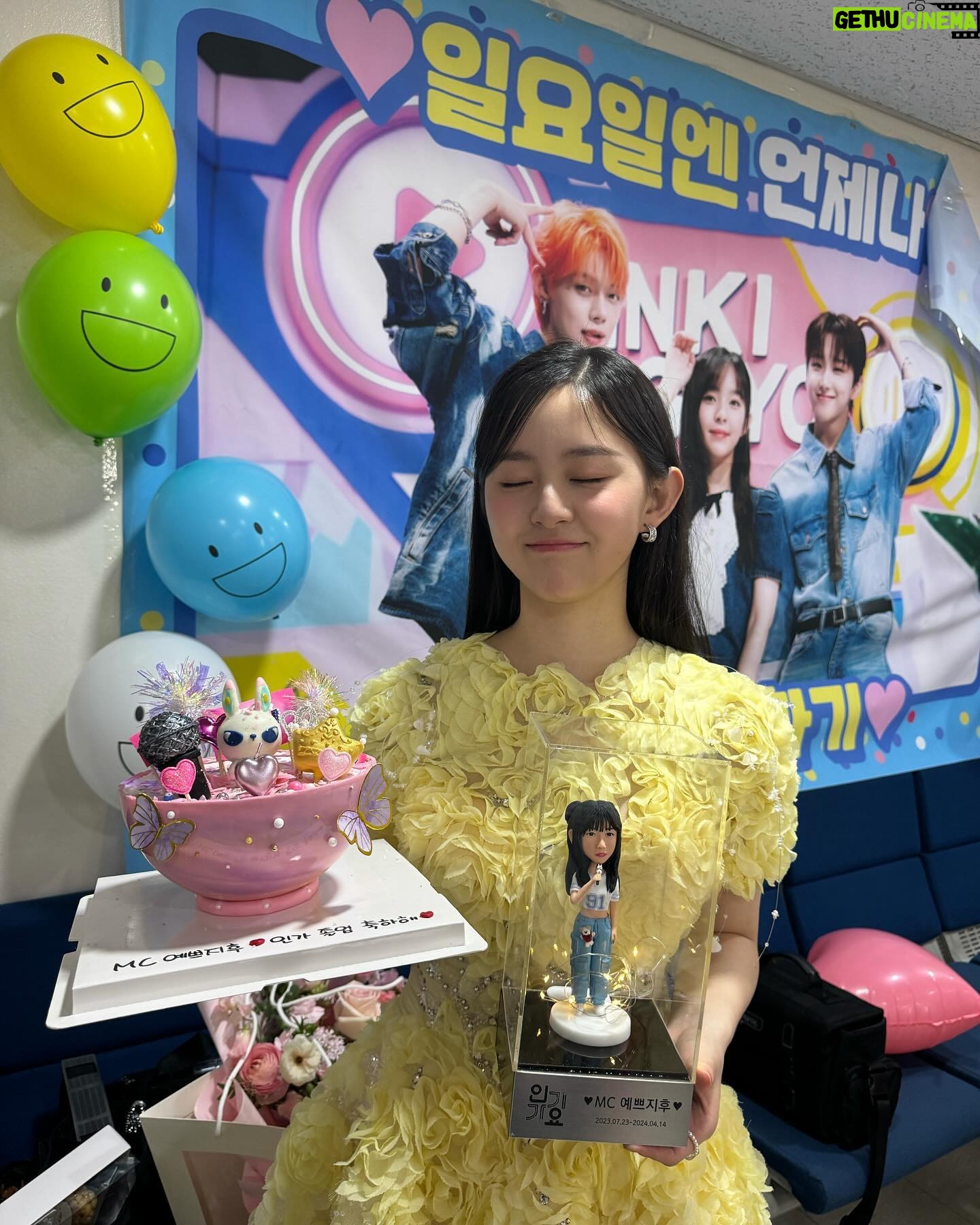 Park Ji-hu Instagram - 하입보이 무대를 준비하던 게 엊그제 같은데 시간이 너무 빨리 지나갔어요 어제 무대에 딱! 올라갔는데 이젠 이 모습을 못 본다고 생각하니 너무 너무 너무 마음이 이상했어요 오늘 엠씨컷을 다시 보니 이제서야 실감이 나요
가족 같은 우리 인기가요 피디님, 작가님, 모든 스태프 분들, 언제나 든든했던 최고의 엠씨들! 연준 오빠와 운학이 그리고 한없이 고맙고 마지막까지 날 울린 팬분들과 그 누구보다 애써주신 BH 💓 지후팀!!!
대문자 T 박지후가 마니 마니 마니 애정해요 사랑합니다 💛
인기가요에서의 소중한 인연과 경험 덕분에 더 성장하게 되었어요 매주 주신 사랑의 힘으로 전 이제 열심히 좀비와 싸워볼게요!!! 아직 인기가요를 못 떠나보내고 앨범 탐방하는 중이니 요 며칠 추억 정리하는 게시물을 조금 올려볼게요… 🫶🏻 정말로 행복했던 날들이었다!!!!!
