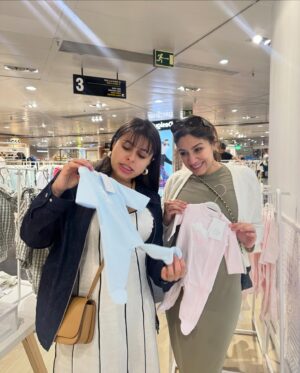 Mina Al Sheikhly Instagram - ملخص برشلونة بالبوم و ذكريات تخبل ♥️

تنويه يا جماعة الخير ! لكثرة الاسئله و التحليلات 

اني حامل بالشهر الخامس ! و اعلنت بعد مثبت الحمل 🥰
و شفت الوقت المناسب 🙏

اما الفيديو فهذا مصور قبل ٤ اشهر 😂 يعني اول معرفت اني حامل

و هذا جان حل المعدلة الصعبة  التي دوخت العالم 😂 

و شكراً 

#myhappymoments #minasjourney