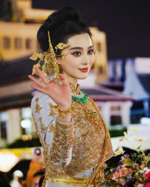Fan Bingbing Instagram - 💛💛💛

Costume: @vanuscouture_official @sunvanus @aomnapat, coordinated by @wishgui3
Makeup: @huyiyin8 @_christopherbu_ 
Hair: @copong 
Jewels: @beautygems_official and MBUND (China)
Photography: @zhao.pt, @iponz32, @gypsyliberty, Sepmoon日记本
PR & Management: @jerseychong @mattie_ma 
Special Thanks: @tourismthailand @iamthapanee @thailandtgttxw