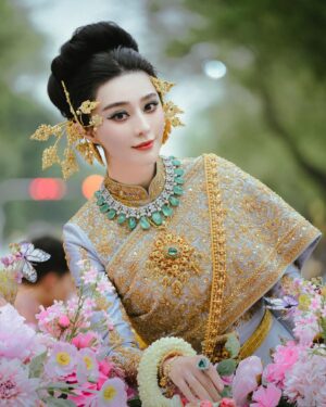 Fan Bingbing Instagram - 💛💛💛

Costume: @vanuscouture_official @sunvanus @aomnapat, coordinated by @wishgui3
Makeup: @huyiyin8 @_christopherbu_ 
Hair: @copong 
Jewels: @beautygems_official and MBUND (China)
Photography: @zhao.pt, @iponz32, @gypsyliberty, Sepmoon日记本
PR & Management: @jerseychong @mattie_ma 
Special Thanks: @tourismthailand @iamthapanee @thailandtgttxw