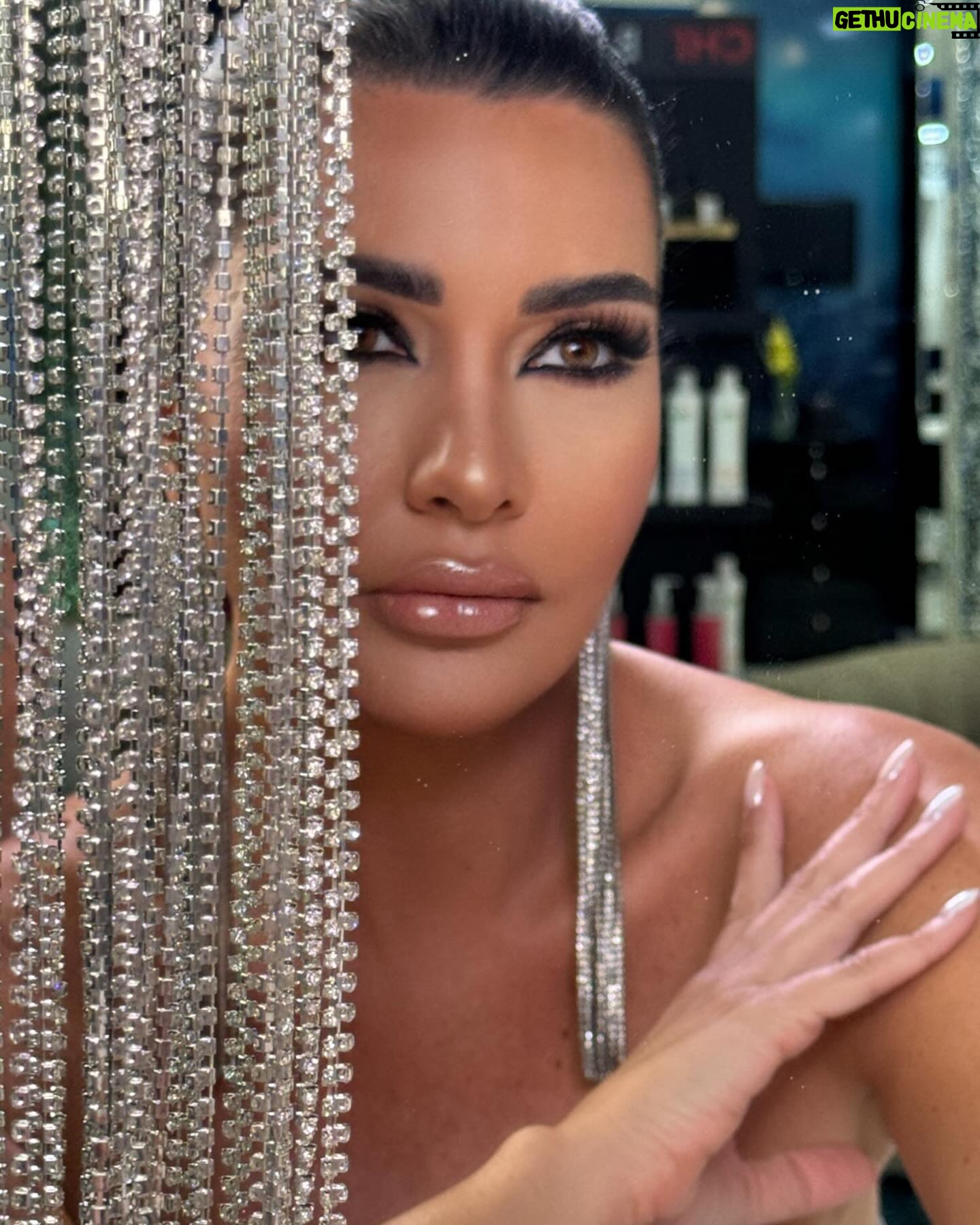 Lamitta Frangieh Instagram - Precious like π shining by @lasirenegroup
.
.
.
#makeupideas #makeupoftheday #beautyicon #makeuplook #makeupwedding #makeupartistsworldwide #makeupchallenge #lamittafrangieh #dubai #lifestyle