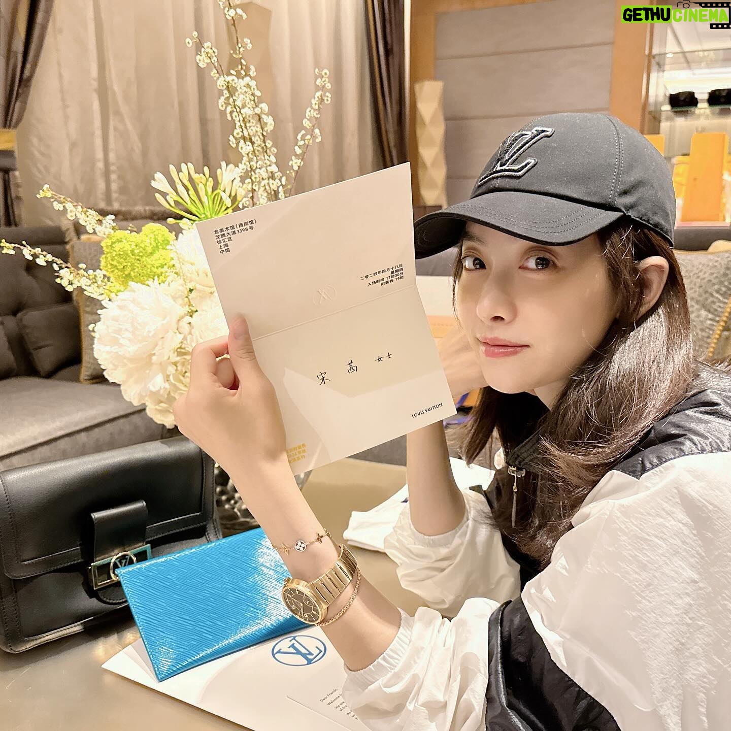 Victoria Song Instagram - 🩷 @louisvuitton @nicolasghesquiere
#louisvuitton #nicolasghesquiere #lvprefall24