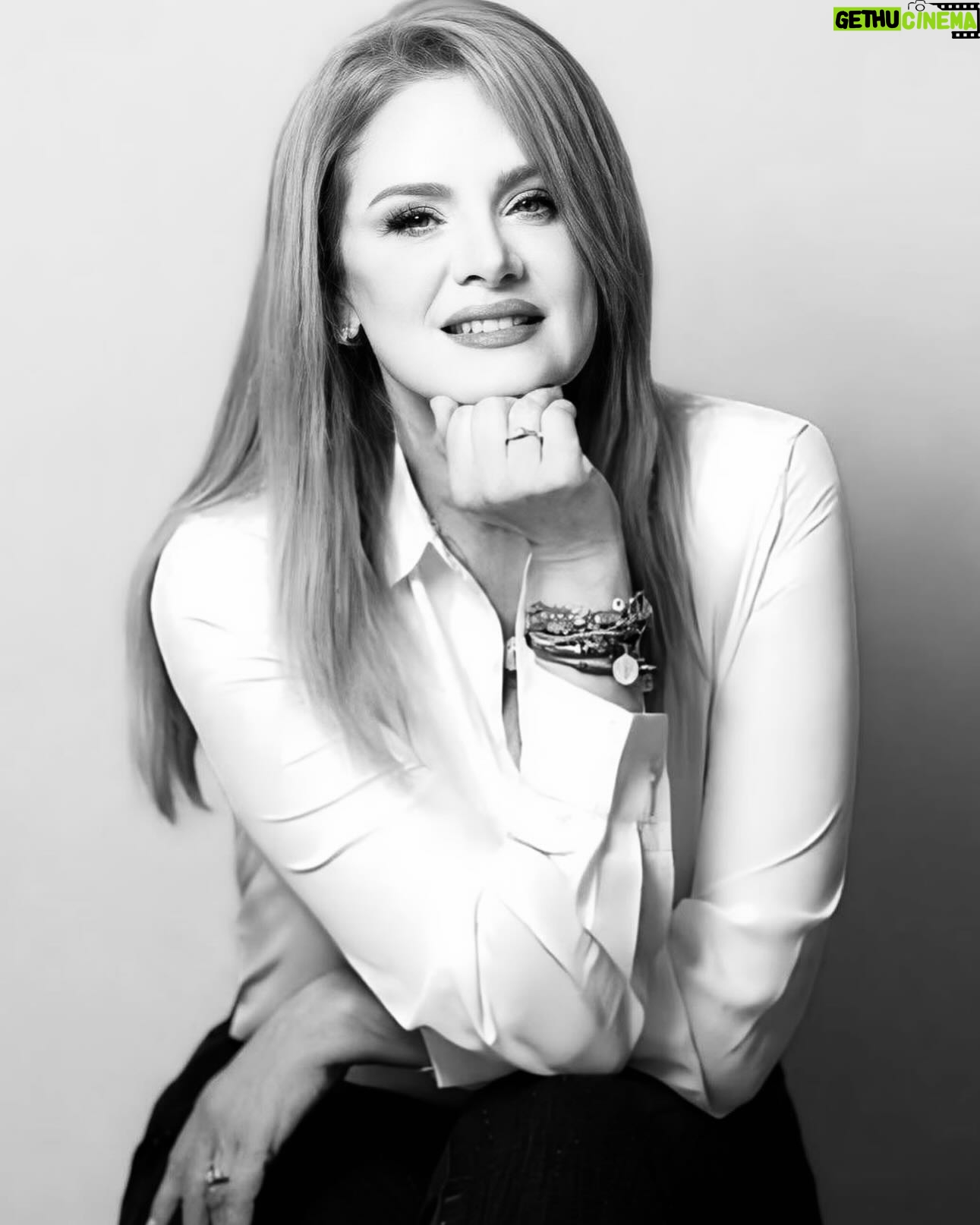 Erika Buenfil Instagram - Vive simple, sueña en grande, da gracias, ríe mucho y da AMOR 🧡