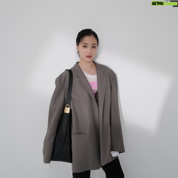 Suzu Hirose Instagram - 👜❤︎
#LVFashion
#LOUISVUITTON
thank you @louisvuitton