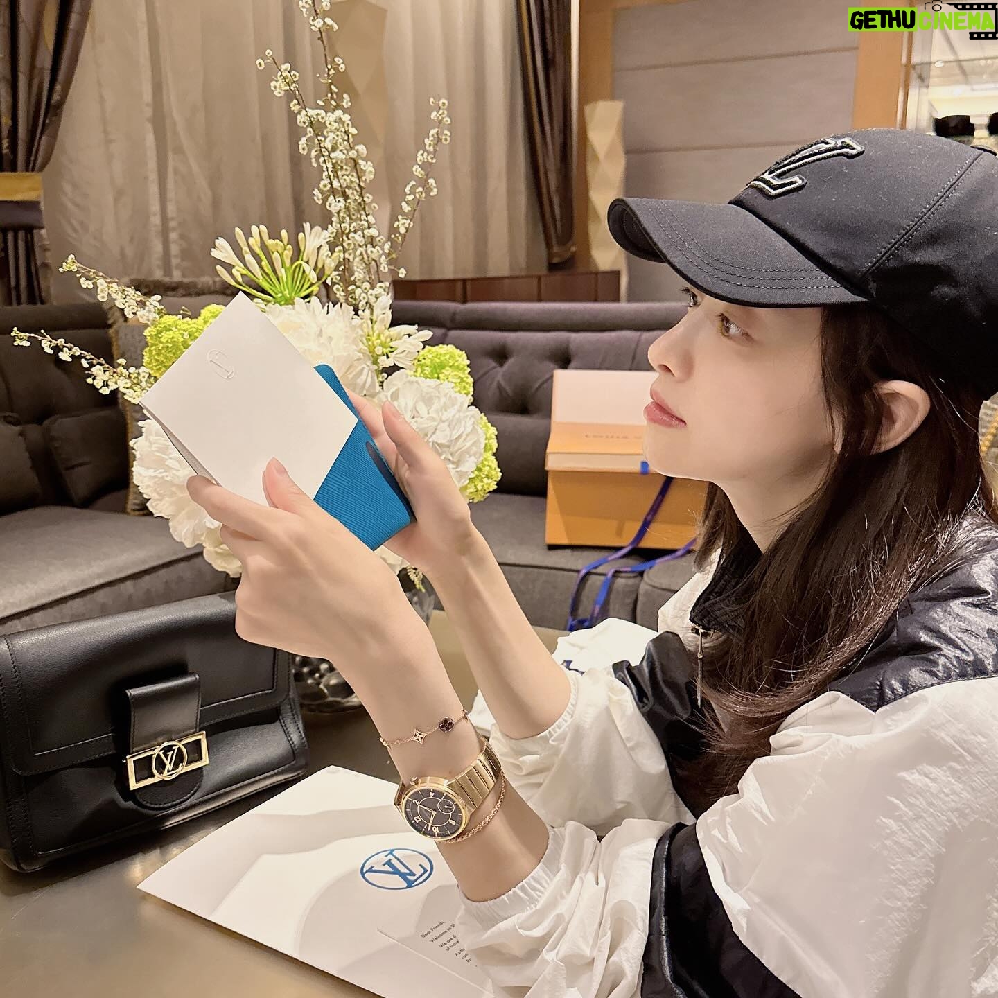 Victoria Song Instagram - 🩷 @louisvuitton @nicolasghesquiere
#louisvuitton #nicolasghesquiere #lvprefall24