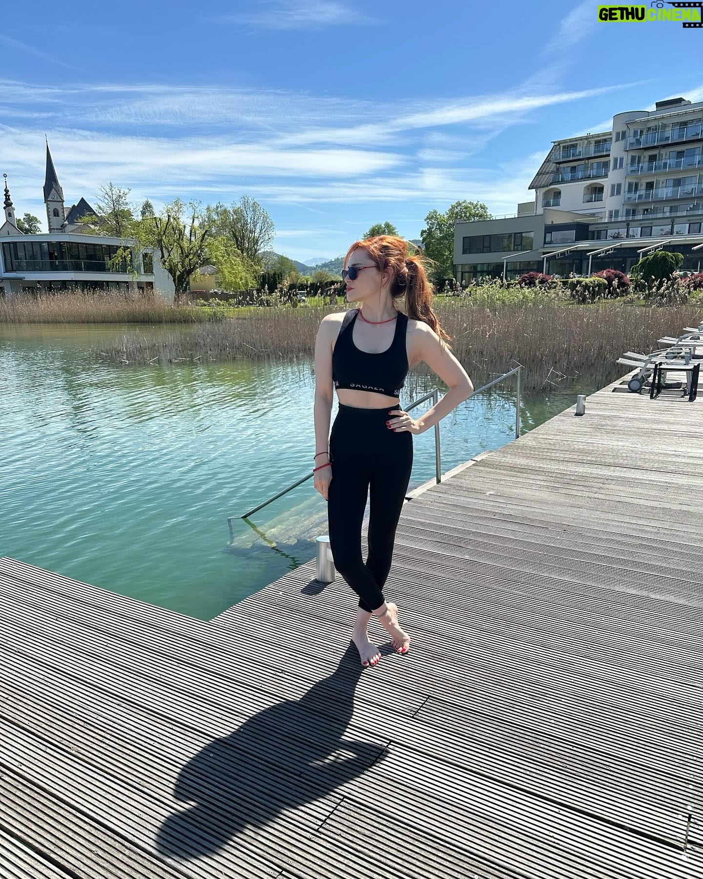 Mine Tugay Instagram - Burayı şimdiden özledim💚🌿
📸; @audiosoup 💫
#vivamayrmariawoerth #balance #health #reklam #happykid