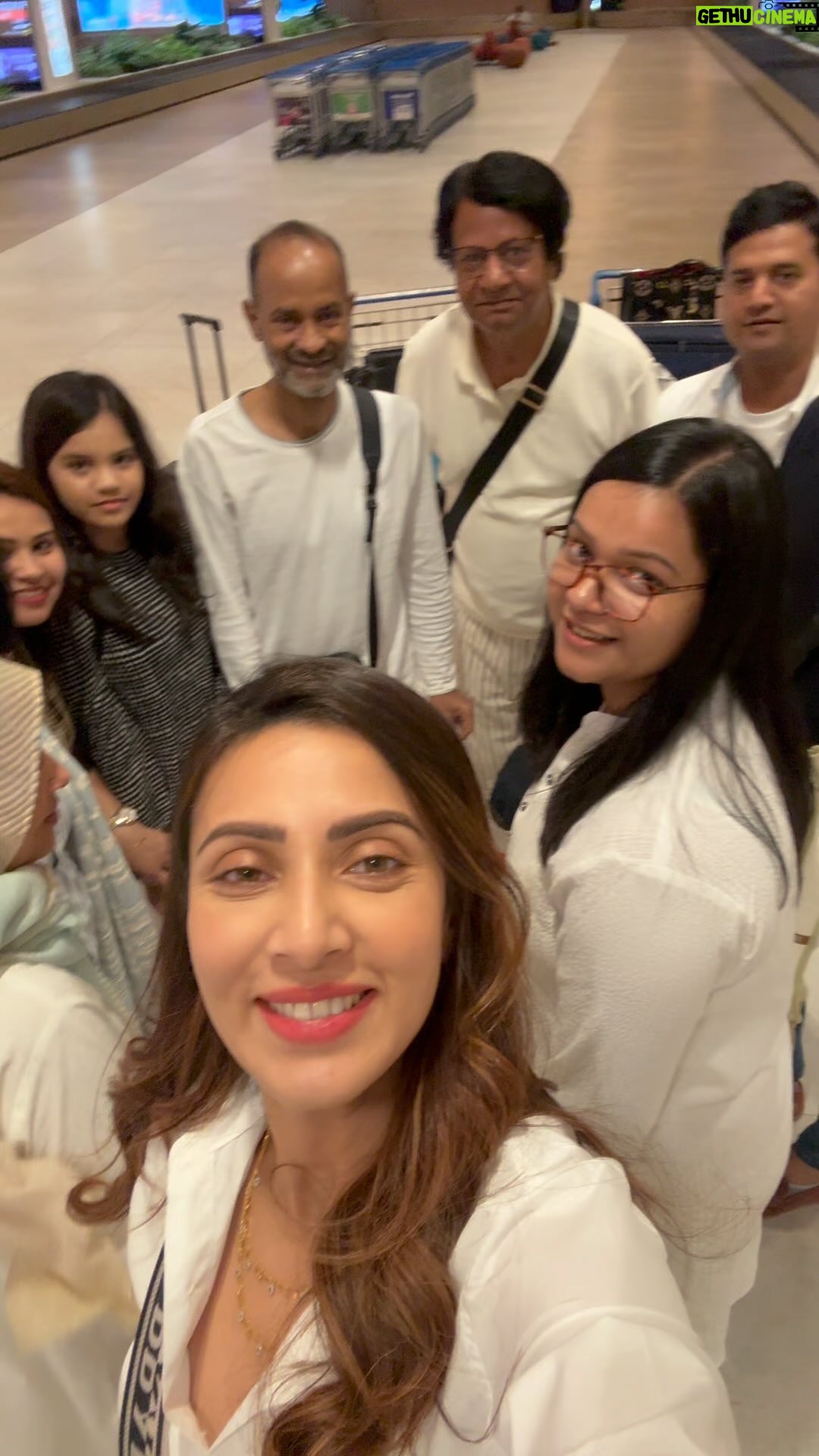 Bidya Sinha Saha Mim Instagram - A family that travel together, stays together. Bonded with love ❤️