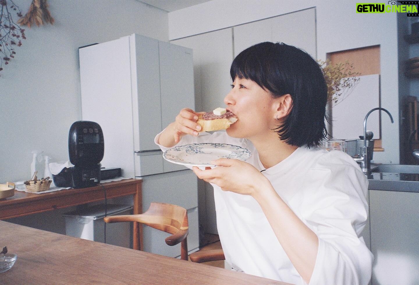 Asami Mizukawa Instagram - @ellegourmetjp 水川発酵食道
第六回 発酵あんこ
料理家・発酵マイスターの榎本美沙さんに炊飯器で作る発酵あんこを教えてもらいました!
自然な甘さがクセになる🫘
#フィルムで撮った現場写真
@mizukawa_asami_mg.film