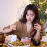 Jolin Tsai Instagram - 像極了吃很飽的旅行青蛙 
貴陽一姐折耳根本根
#uglybeauty2024finale貴陽站