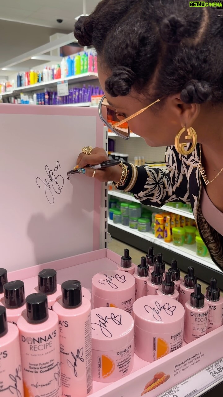 Tabitha Brown Instagram - Minneapolis!!! Me and Donna stopped by @target and left some @donnasrecipe goodies today!!! So if you happen to buy the one that says “Tab was here” be sure to Tag me and @donnasrecipe for a little surprise 😉. Love y’all!! #tabithabrown #donnasrecipe