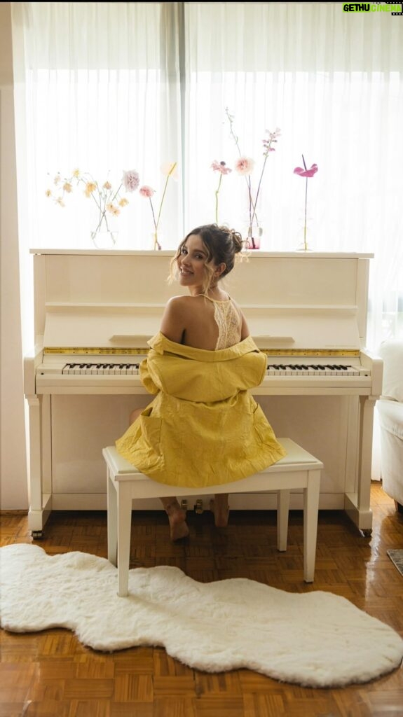 Paulina Goto Instagram - Hay música brotando de este piano 🌸✨🎹