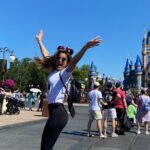 Clarissa Molina Instagram - En donde todos nos volvemos niños… Disney!!! 😍
Gracias @DisneyWorld.Latino por invitarnos a celebrar el cumpleaños de mi ahijada y mis sobrinos con ustedes. La pasamos increíble, con un personal de lujo, nuestra guía VIP es la MVP de nuestro viaje, sin duda alguna nos hizo la experiencia maravillosa y hasta tuvimos un clima perfecto! Que bendición pasar calidad de tiempo en familia, cada vez me reafirmo que como la familia no hay dos! Me recargo de su amor puro. Los amo! Hasta la próxima @DisneyWorld.Latino 😍🥰🙏🏼❤️ !