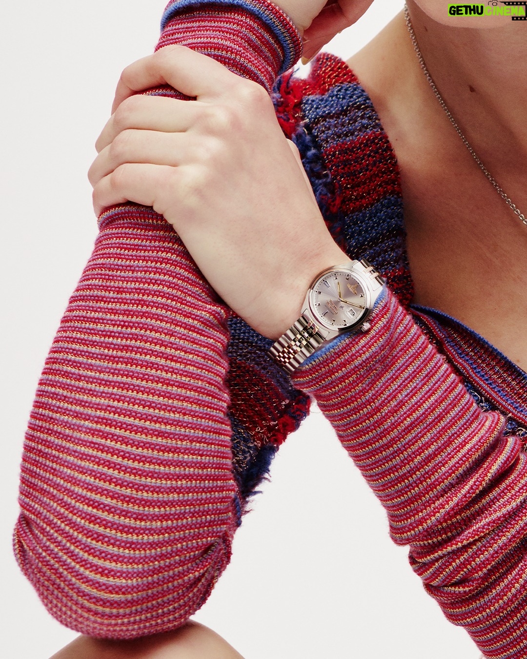 Vivienne Westwood Instagram - Inspired by the popular Wallace design, our Seymour watch features a two-toned Jubilee bracelet, available in three subtle colourways.
Photography by @emily.lipson
#VWSS24 #VivienneWestwoodWatches #TimeMachine