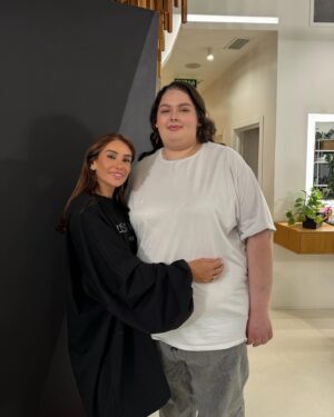 Ayza Anokhina Instagram - Ура ура ура)) вот и произошла наша встреча 🥹😍 как же я ждала ее! Как же я хотела обнять Алену @k.o.s.t.y.u.k95 и сказать ей все слова лично! И я это сделала) я рада быть другом для Алены) и рада, что в моей жизни ей еще один добревшей души человек с кем я хочу идти по этой сложной жизни рука об руку 😍

Ждали нашу встречу?)