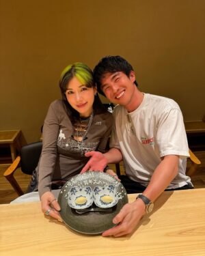 Riisa Naka Instagram - 2024.4.18🫶🏻💕💍💒✨
結婚11年記念日でした☺️

今日は久しぶりに2人で食事に行きました✨
そしてはじめてじゃん?ってくらいツーショットを大量に撮りました😂🤳🔥
珍しすぎた事をしたせいかなぜだか今クシャミが止まりません😂❗️w🤧

人生って楽しい事だけじゃないし
たくさん困難にぶち当たる時もあるけど
いつもしれっといい事？言って
なるほど🧐をたくさんもらえてる気がします
ありがとうございます㊗️🦊

でもまだあなたを待ち受けに出すのはちょっと恥ずかしいです☺️🦊w

これからも喧嘩しながらですが
楽しく生きましょう
よろしくお願いします✨🥰
@akiyoshi0630nakao 
#日付変わっちゃったけど
#weddinganniversary  でした
#いつも投稿先越されるの次はどうにか阻止したい